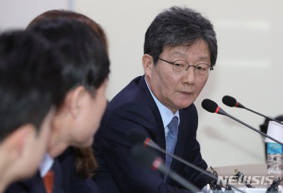 유승민 새로운보수당 보수재건위원장이 지난 22일 서울 여의도 국회 의원회관에서 열린 제8차 당대표단회의에 참석해 현안 발언을 하고 있다.