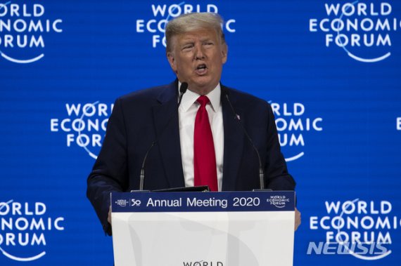 [다보스=AP/뉴시스]도널드 트럼프 미국 대통령이 21일(현지시간) 스위스 다보스에서 열린 세계경제포럼에 참석해 연설하고 있다. 2020.01.22.