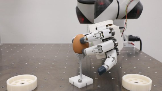 기계연구원이 개발한 로봇 손이 달걀을 들어 올리고 있다. 손가락 마디마다 촉각센서가 장착돼 있어 힘 조절이 가능하다. 기계연구원 제공