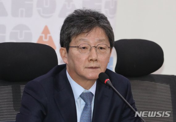 유승민 새로운보수당 보수재건위원장이 22일 서울 여의도 국회 의원회관에서 열린 제8차 당대표단회의에 참석해 현안 발언을 하고 있다.