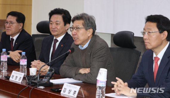 박형준 혁신통합추진위원장이 22일 오전 서울 여의도 국회 의원회관에서 열린 제7차 혁신통합추진위원회 회의에 참석해 발언을 하고 있다.