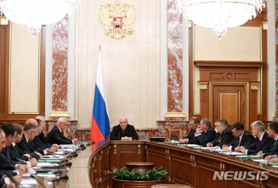 [모스크바=AP/뉴시스] 미하일 미슈스틴(가운데) 러시아 신임 총리 21일(현지시간) 모스크바에서 첫 내각회의를 열고 발언을 하고 있다. 2020.1.22.