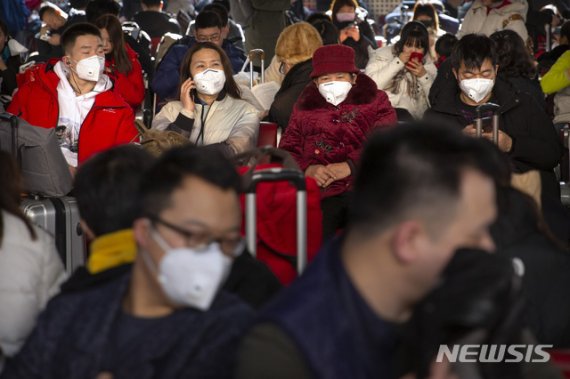 [베이징=AP/뉴시스] 21일 중국 베이징 기차역에서 승객들이 마스크를 쓰고 열차를 기다리고 있다. 중국 춘제(중국의 설)를 전후해 연인원 30억 명이 대이동할 것으로 예상돼 신종 코로나바이러스 감염에 따른 우한 폐렴이 대규모 확산될 것이라는 우려가 제기되고 있다. 2020.01.22