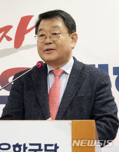 [대전=뉴시스] 박성효 전 대전시장이 22일 오전 자유한국당 시당에서 회견을 열고 제21대 국회의원총선거 불출마를 밝히고 있다.