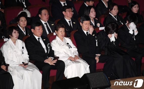 신동빈 롯데그룹 회장과 신동주 SDJ코퍼레이션 회장 등 유가족들이 22일 서울 송파구 롯데월드몰 콘서트홀에서 엄수된 고 신격호 롯데그룹 명예회장의 영결식에서 추모 영상을 바라보고 있다. 2020.1.22/뉴스1 © News1 구윤성 기자