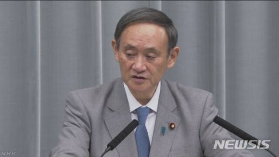 【서울=뉴시스】 일본 스가 요시히데 관방장관은 지난해 11월 15일 정례 기자회견을 진행하고 있다. (사진출처: NHK 화면 캡처) 2019.11.15