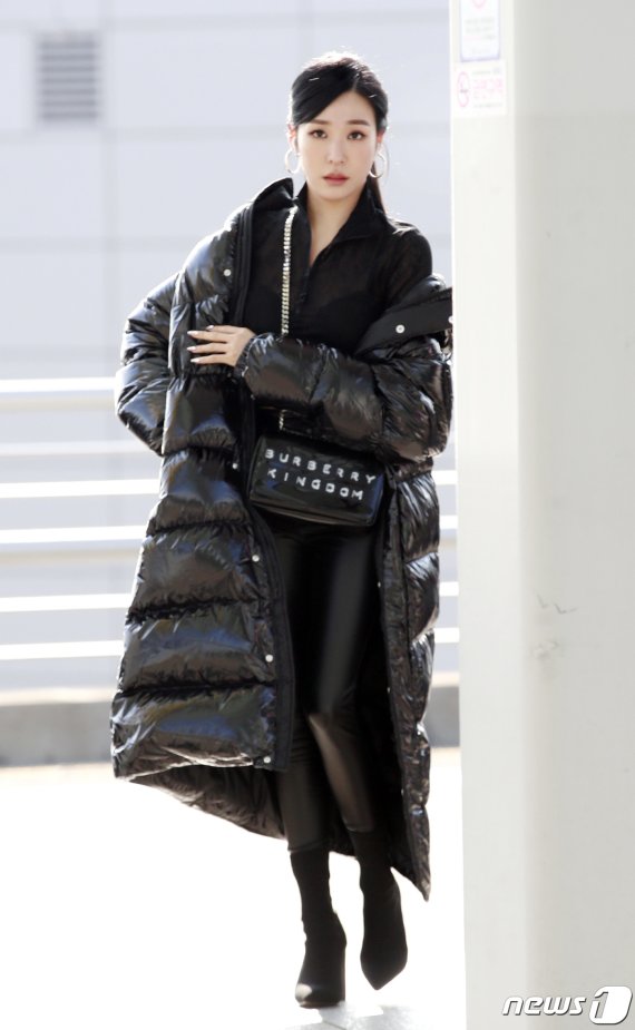 가수 티파니 영이 22일 해외 일정차 인천국제공항을 통해 일본으로 출국하고 있다. 2020.1.22/뉴스1 © News1 권현진 기자