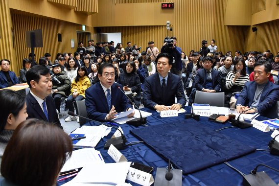 박원순 서울시장(왼쪽 3번째)이 22일 서울시청 대회의실에서 열린 '2020년 대시민 업무보고'에서 발언하고 있다. 서울시 제공