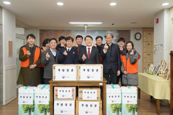 김형연 법제처장(앞줄 왼쪽부터 네번째)과 직원들이 대전 후생학원을 방문해 후원물품을 전달하고 기념촬영을 하고 있다. 법제처 제공