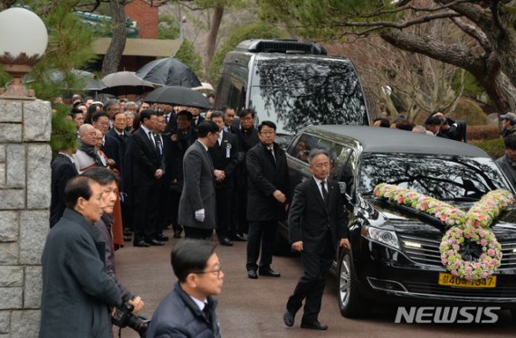 [울산=뉴시스] 배병수 기자 = 22일 울산시 울주군 둔기리 롯데별장에서 고 신격호 롯데그룹 명예회장의 노제가 끝난 뒤 정들어든 별장을 떠나고 있다. 2020.01.22. bbs@newsis.com
