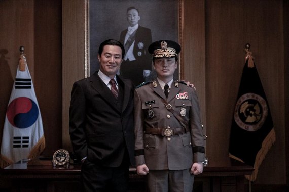 대통령경호실장 곽상천(왼쪽, 이희준 분)