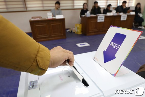 대구통합공항 이전지 결정을 위한 경북 군위·의성 주민투표가 실시된 21일 의성군 주민들이 의성읍사무소에 마련된 투표소에서 투표하고 있다. 2020.1.21/뉴스1 © News1 공정식 기자