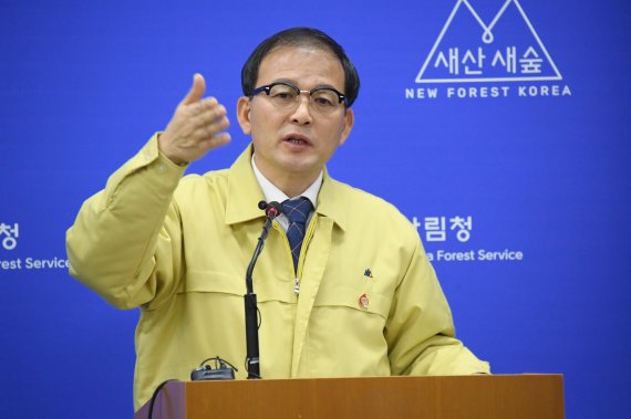 박종호 산림청장이 22일 정부대전청사 기자실에서 '2020년 전국 산불방지 종합 대책'을 발표하고 있다. 산림청 제공