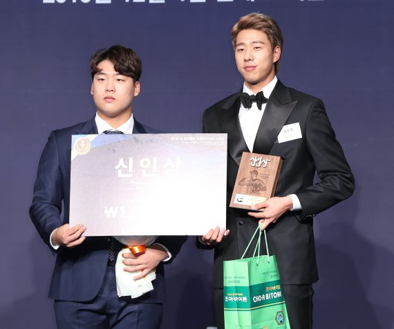 LG 트윈스 정우영(오른쪽)이 신인상을 수상한 후 서울고 선배인 kt 위즈 강백호와 기념촬영을 하고 있다. 뉴스1