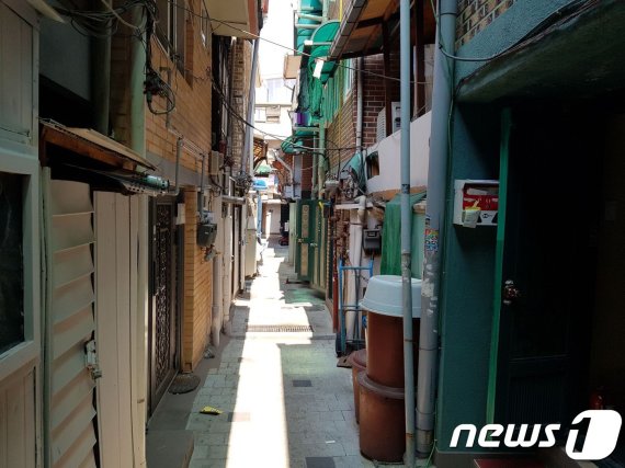 24일 서울 종로구의 한 쪽방촌, 집들이 다닥다닥 붙어 있다.© News1 조현기 기자