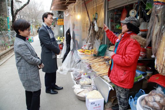 김종천 과천시장(왼쪽 두번째) 전통시장 소통행정 전개. 사진제공=과천시