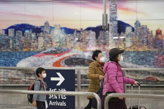 Passengers wear masks at the high speed train station, in Hong Kong, Wednesday, Jan. 22, 2020. Hong Kong's Department of Health on Wednesday confirmed its first case of the new strain of coronavirus, which has been spreading in China. (AP Photo/Kin Cheung) /뉴시스/AP /사진=