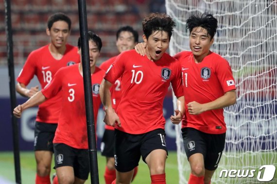 대한민국 U-23 대표팀 이동경(오른쪽 두 번째)이 22일 오후(현지시간) 태국 방콕 탐마삿 스타디움에서 열린 '2020 아시아축구연맹(AFC) U-23 챔피언십' 호주와의 4강전에서 추가 득점에 성공한 뒤 동료들과 함께 기뻐하고 있다. 2020.1.22/뉴스1 © News1 민경석 기자
