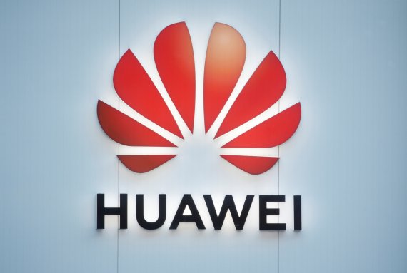 The logo of Huawei is seen in Davos, Switzerland Januar 22, 2020. REUTERS/Arnd Wiegmann /REUTERS/뉴스1 /사진=