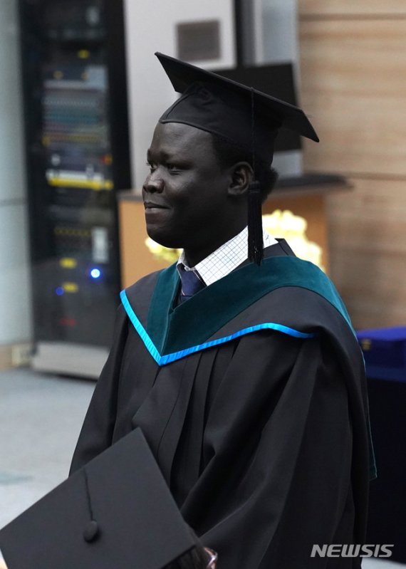 [부산=뉴시스] 인제대 의과대학은 제84회 의사 국가시험에서 고 이태석 신부의 남수단 제자인 존 마옌 루벤 씨가 합격했다고 21일 밝혔다. 사진은 지난해 인제대 의과대학 졸업식에 참석한 존 마옌 루벤 씨의 모습. (사진=인제대 제공) 2020.01.21. photo@newsis.com