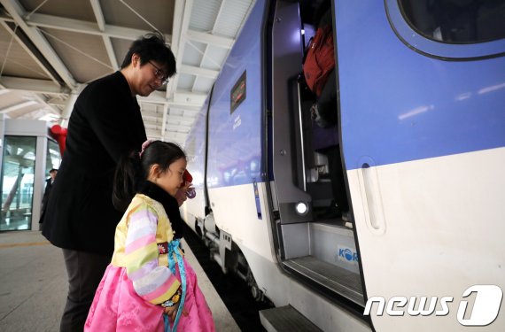설을 맞아 한복을 차려입은 어린이가 아버지 손을 잡고 기차에 타고 있다. /뉴스1 DB© News1 장수영 기자
