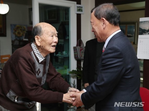 김성기 가평군수(오른쪽) 백운호 애국지사 위문방문.