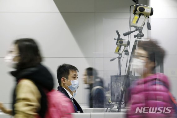 [오사카=AP/뉴시스]일본 오사카(大阪)에 위치한 간사이(関西) 공항에서 지난 22일 마스크를 쓴 사람들이 검역소를 지나치고 있다. 일본 당국은 '우한 폐렴' 감염 방지를 위해 대책을 강화하고 있다. 2020.01.23.