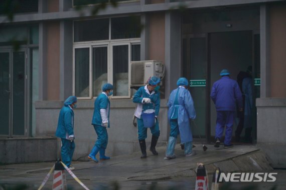 [우한=신화/뉴시스] 폐렴사태 진원지인 중국 우한에서 23일 오전 10시(한국시간 오전 11시)부터 외부로 나가는 것이 금지됐다. 사진은 환자들이 수용돼있는 우한병원(Wuhan Medical Treatment Center)에서 22일 직원들이 안으로 들어가는 모습. 2020.01.23