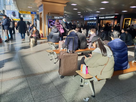 "경제가 힘들지만 그래도..." 설날 맞아 고향 향하는 시민들