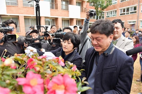 23일 서귀포시 신효동 라파의 집에서 미국 유학 중 교통사고로 뇌사 상태에 빠져 장기기증으로 생명을 나눈 고(故) 김유나 양을 기리는 식수행사가 진행됐다. 사진은 딸 유나 양을 기리는 동백나무를 바라보는 아버지 김제박씨와 어머니 이선경씨. [사진=사랑의장기기증운동본부 제공]