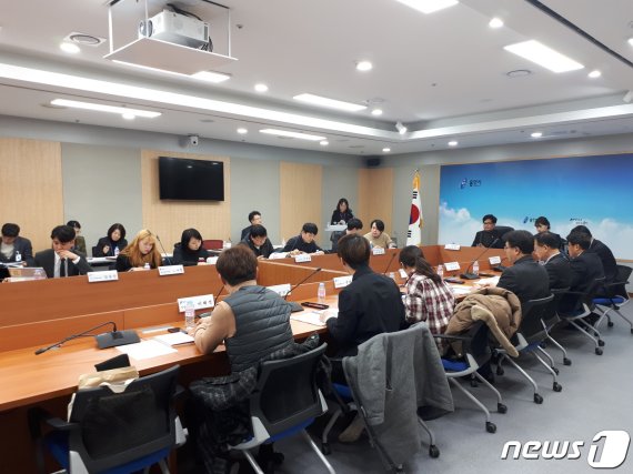 용인시 청년정책위원회가 회의를 하고 있는 모습.(용인시 제공) © News1