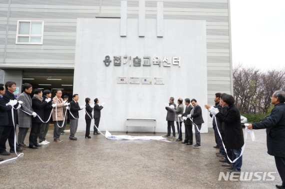 [울산=뉴시스] 울산과학대학교 용접기술교육센터가 23일 울산과학대 서부캠퍼스 용접기술교육센터에서 세계 최대 선급협회인 영국 로이드 선급협회(Lloyd’s Register)로부터 배관기술 교육과정에 대한 국제인증을 받고 현판 제막식을 열었다. 2020.01.23. (사진=울산과학대 제공)photo@newsis.com