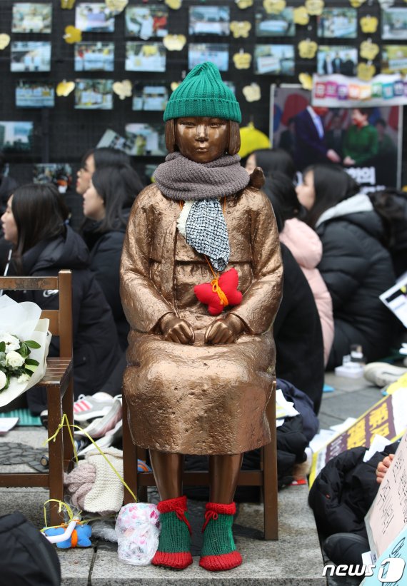 지난 8일 오후 서울 종로구 옛 일본대사관 앞에서 열린 제1421차 일본군 위안부 문제 해결을 위한 정기 수요집회에서 소녀상이 시민들이 입혀준 모자와 목도리를 입고 있다. 뉴스1 제공