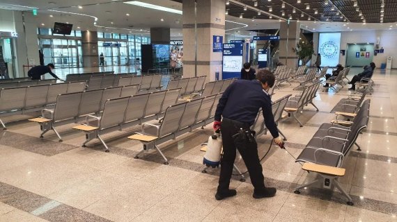 부산항만공사 직원이 부산항을 통한 '우한 폐렴' 바이러스 유입을 막기 위해 부산항국제여객터미널 구석구석을 소독하고 나서는 등 비상 대응에 돌입했다.