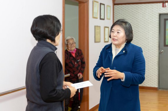 오인열 시흥시의회 부의장(오른쪽) 시설 관계자와 대화. 사진제공=시흥시의회