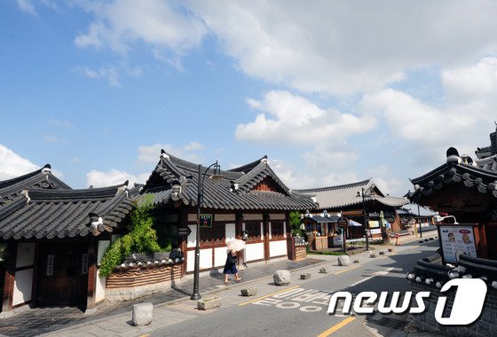 전북 전주 한옥마을 하늘 위로 구름이 있다./뉴스1