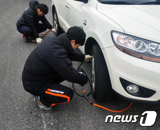 한국타이어 직원이 타이어 무상점검 서비스를 하고 있다.© News1