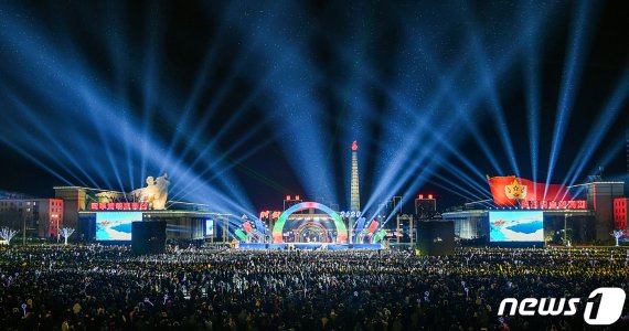 북한의 새해 첫날 축하공연 모습. 공연은 대동강변 김일성광장에서 대대적으로 진행됐다. (KPM제공) 2020.01.24./© 뉴스1