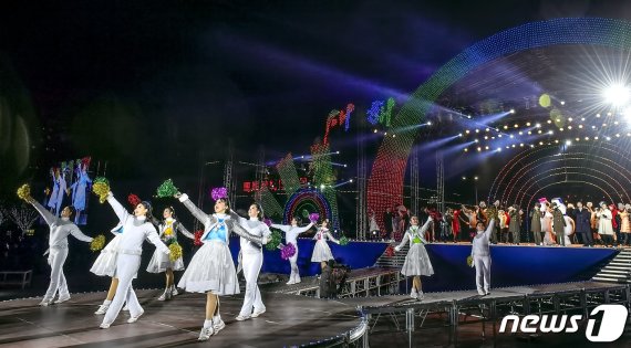북한의 새해 첫날 축하공연 모습. 공연은 대동강변 김일성광장에서 대대적으로 진행됐다. 폭죽놀이와 축하공연 등이 열렸다.(KPM제공) 2020.01.24./© 뉴스1