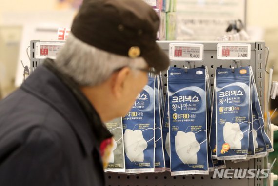 중국에서 이른바 '우한 폐렴'이 빠르게 확산해 국내에서도 처음으로 확진자 1명이 발생한 가운데 21일 오전 서울의 한 대형마트에서 소비자들이 마스크를 고르고 있다. 사진=뉴시스