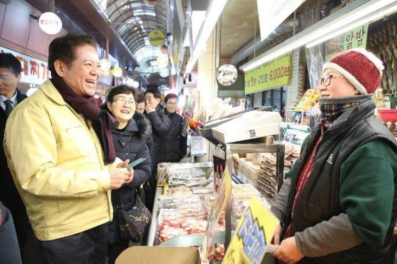 최대호 안양시장 전통시장 방문. 사진제공=안양시