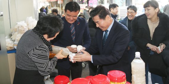 김상돈 의왕시장(왼쪽 세번째) 부곡도깨비시장 민생탐방. 사진제공=의왕시