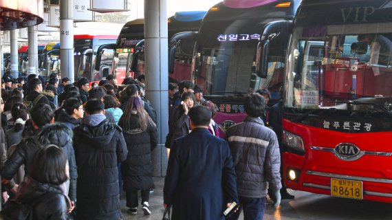 지난 설 연휴 첫 날 오전, 서울 신반포로 센트럴시티터미널에서 귀성객들이 고향가는 버스에 타고 있다. fnDB