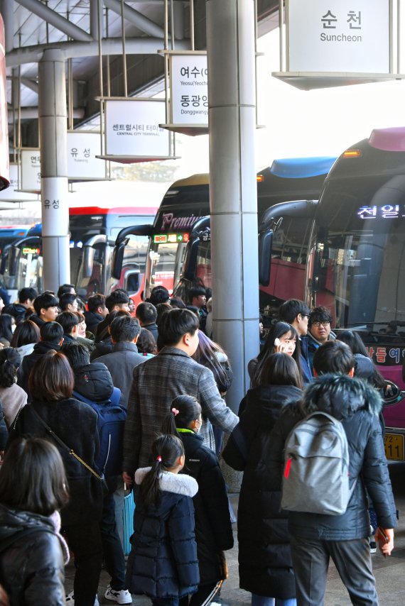 설 연휴 첫 날인 24일 오전 서울 신반포로 센트럴시티터미널에서 귀성객들이 고향가는 버스에 타고 있다. 사진=서동일 기자
