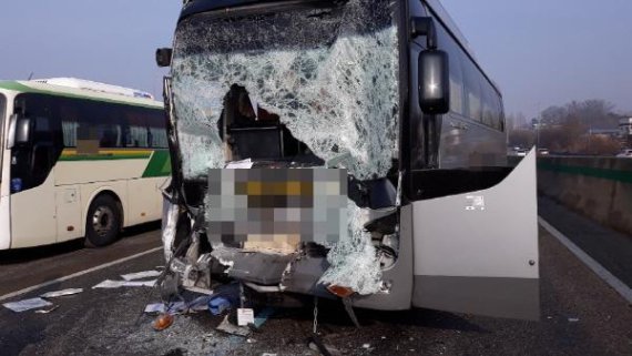 경부고속도로 하행선(부산방향) 죽암휴게소 인근에서 24일 오전 9시59분께 45인승 버스 2대가 추돌했다. 청주서부소방서 제공