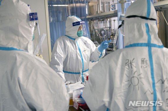 중국 후베이성 우한시에 위치한 우한대학 중난 병원 중환자실에서 지난 24일 의료진들이 환자를 치료하고 있다. 뉴시스