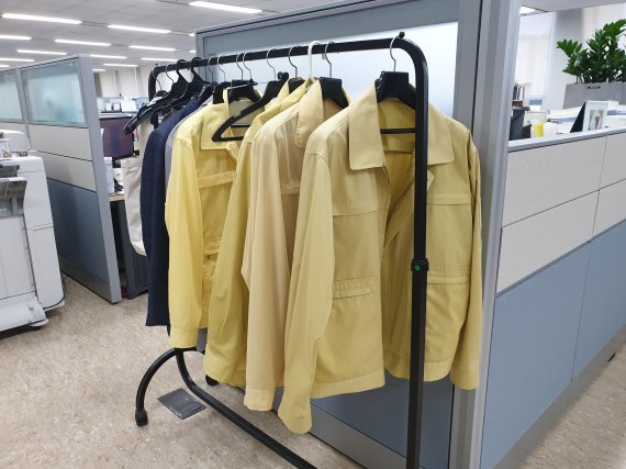 행정안전부 대변인실 옷걸이에 민방위복이 걸려있다. 사진=안태호 기자