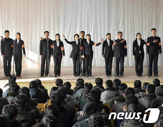 (평양 노동신문=뉴스1) = 화선식 경제선동에 나선 평양시 락랑구역 안의 청년동맹일꾼들. 농장 근로자들 앞에서 공연하고 있다. [국내에서만 사용가능. 재배포 금지. DB 금지. For Use Only in the Republic of Korea. Redistribution Prohibited] rodongphoto@news1.kr