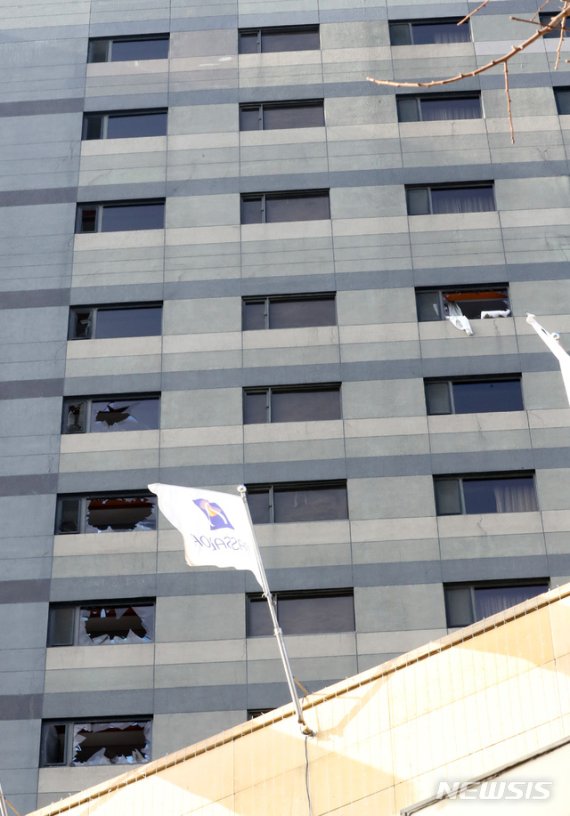 [서울=뉴시스] 전진환 기자 = 26일 오전 지하에서 원인을 알 수 없는 화재가 발생한 서울 중구 장충동 그랜드 앰배서더 호텔 창문 곳곳이 깨져 있다. 화재는 오전 4시 51분께 발생해 오전 10시경에 상황이 종료됐다. 화재 연기를 들이마신 투숙객과 호텔직원등 37명이 병원으로 옮겨졌고 600여명이 대피했다. 2020.01.26. amin2@newsis.com