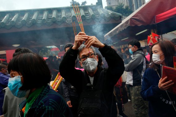 춘절(설 명절)기간, 우한 폐렴 확산에 대한 공포 속에 마스크를 쓴 채 춘절 명절을 맞이한 홍콩인들. 로이토 뉴스1